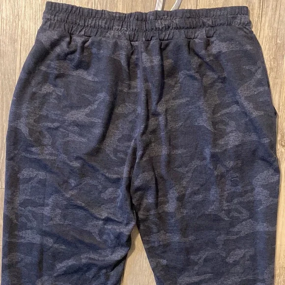 Vuori Performance Jogger Women's DreamKnit Black Camo Size Small - Picture 11 of 13